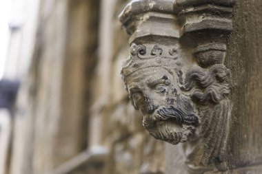 İspanya, Barselona 'da bir duvarda taştan yapılmış bir halkın başı. Binaların mimari dekorasyonunun unsurları