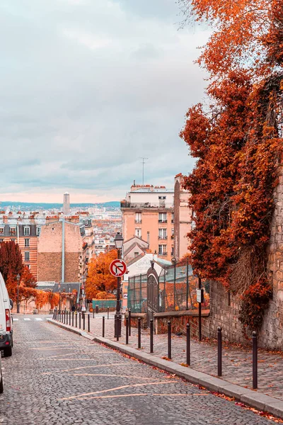 Straten Van Montmartre Zonnige Herfstmiddag Gouden Bomen Kasseistrook Frankrijk Parijs — Stockfoto