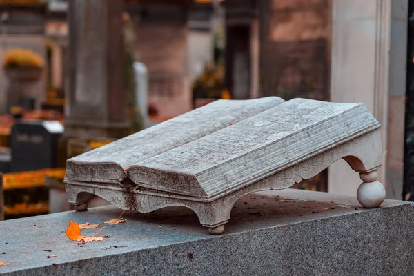 フランス 11月14 2019 パリで最も有名な墓地の古い石のオープンブック記念碑フランスのPere Lachaise 様々な有名人の墓 墓の上に黄金の秋 — ストック写真