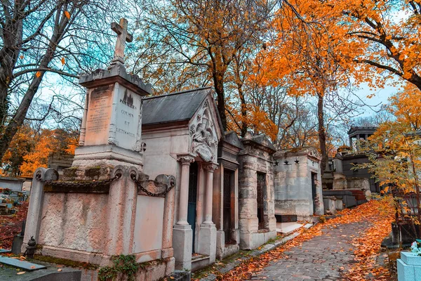 Paris, Fransa - 14 Kasım 2019: Fransa 'nın en ünlü Paris Pere Lachaise mezarlığının sonbahar sokağı manzarası. Çeşitli ünlü insanların mezarları. En eski mezarların üzerinde altın sonbahar.