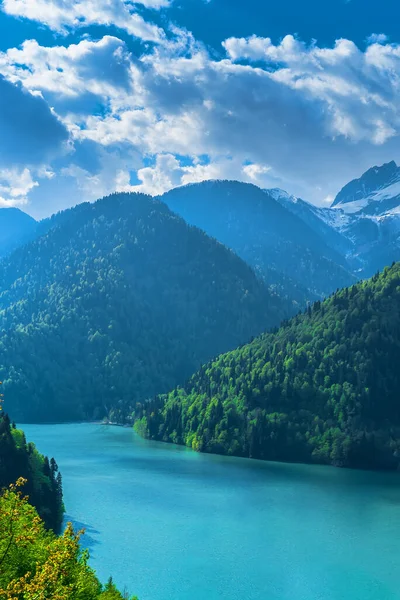 Der Wunderschöne Ritsa See Kaukasus Grüne Hügel Blauer Himmel Mit — Stockfoto