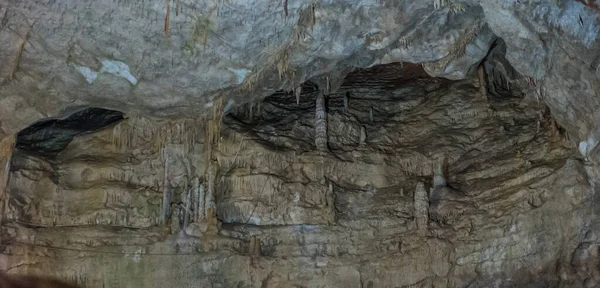 Föld Alatt Gyönyörű Kilátás Stalactites Stalagmites Egy Földalatti Barlang Athos — Stock Fotó