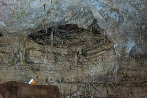 Debajo Del Suelo Hermosa Vista Estalactitas Estalagmitas Una Caverna Subterránea — Foto de Stock