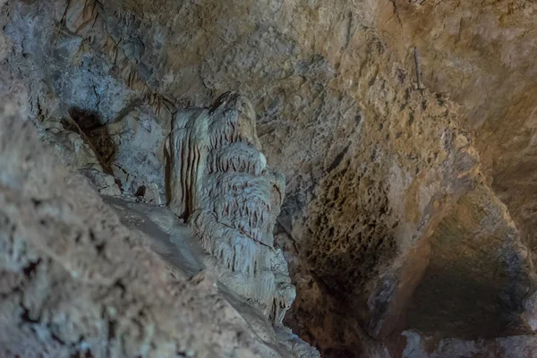地面の下だ 地下洞窟の鍾乳石や石筍の美しい景色 新アトス洞窟 神聖な古代の地下組織 — ストック写真