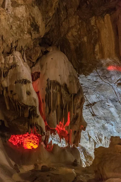 Debajo Del Suelo Hermosa Vista Estalactitas Estalagmitas Una Caverna Subterránea —  Fotos de Stock