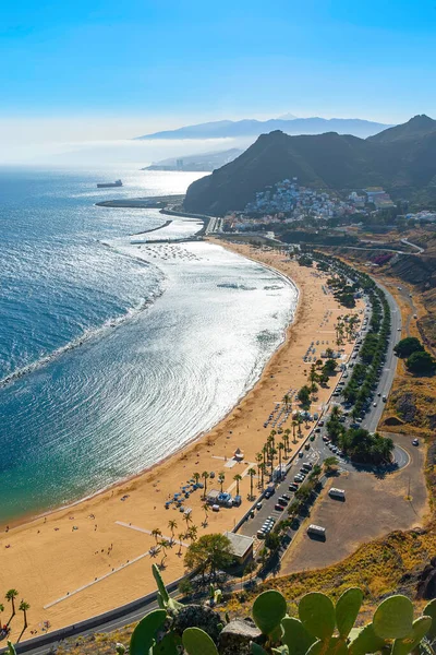 Vista aérea de Playa de Las Teresitas. Famosa playa al norte de la isla de Tenerife, cerca de Santa Cruz. Solo una playa con la arena dorada del desierto del Sahara. Islas Canarias, España — Foto de Stock