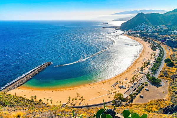 Playa de Las Teresitas 'ta hava manzarası. Tenerife adasının kuzeyinde Santa Cruz yakınlarında ünlü bir sahil. Sahra Çölü 'nden sadece bir kumsal var. Kanarya Adaları, İspanya