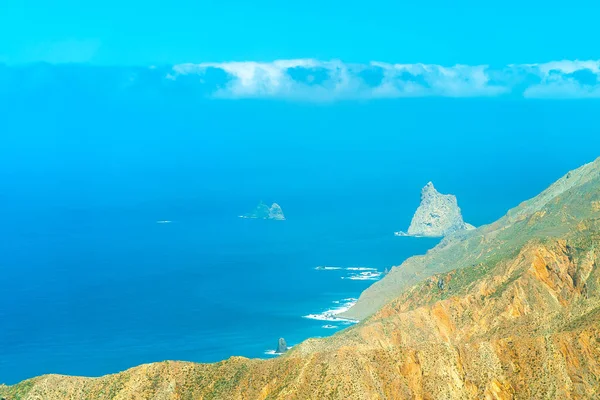 Viewpoint on Famous Benijo Rock βρίσκεται στην παραλία Benijo φαίνεται από το δρόμο στα βουνά, Τενερίφη, Ισπανία. Γραφική άποψη της ωκεάνιας βραχώδους ακτής. — Φωτογραφία Αρχείου