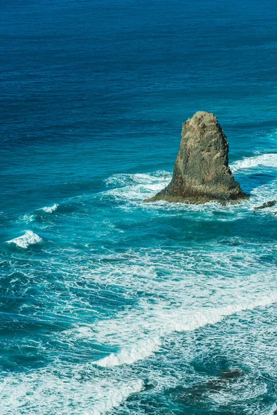 Aussichtspunkt auf den berühmten Benijo-Felsen mit zerbrechenden Meereswellen am Strand von Benijo von oben gesehen, Teneriffa, Spanien. — Stockfoto