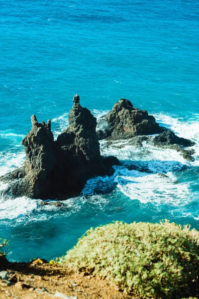 Mirador de la famosa roca de Benijo con olas oceánicas aplastadas ubicado en la playa de Benijo visto desde arriba, Tenerife, España . — Foto de Stock