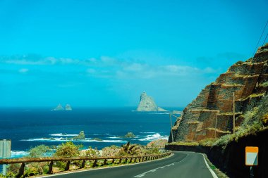 Ünlü Benijo Sahili 'ne giden yol. Okyanus kıyısındaki dağlarda yol, Tenerife, İspanya. Okyanus kayalık kıyılarının manzarası.