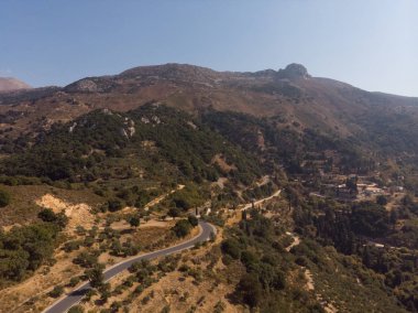 Dağ yolunun en üst manzarası. Havacılık fotoğrafçılığı. Girit, Yunanistan