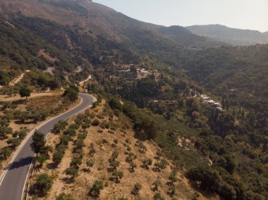 Dağ yolunun en üst manzarası. Havacılık fotoğrafçılığı. Girit, Yunanistan