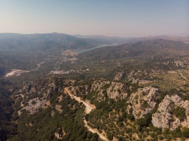 Girit Adası 'ndaki Lasithi Platosu ve Dictian Dağları' nın en üst manzarası.