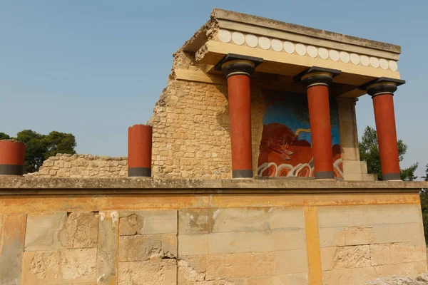 A entrada norte do palácio com carregamento de touro fresco em Kn — Fotografia de Stock