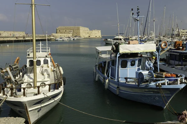 Fiskebåtar står på bryggan i hamnen. I bakgrunden en — Stockfoto