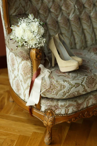 Bröllopsbukett med vita blommor och skor av bruden på c — Stockfoto