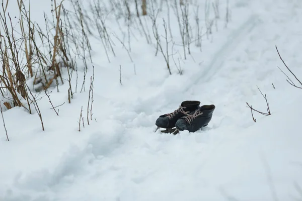 雪の中で古いスケートを閉じる — ストック写真