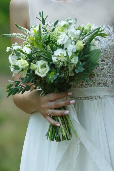 Bílá svatební kytice v rukou nevěsty zblízka — Stock fotografie