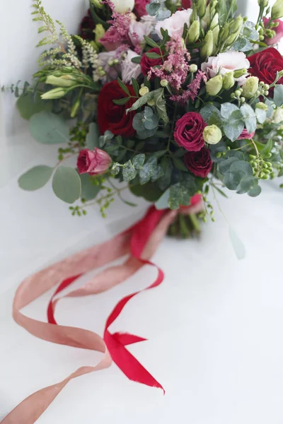 Ramo nupcial de rosas brillantes con cintas rosas y rojas —  Fotos de Stock