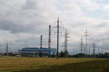 Şehirde yüksek gerilim hattı var. Arka planda bir ısı ve powe