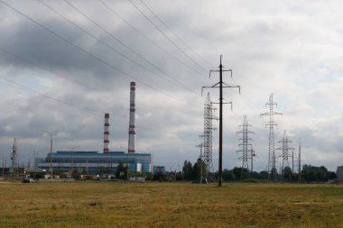 Şehirde yüksek gerilim hattı var. Arka planda bir ısı ve powe