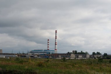 Şehirde yüksek gerilim hattı var. Arka planda bir ısı ve powe