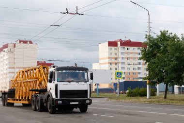 Şehirde yarı karavan gezintisi yapan bir kamyon.