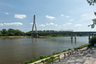 Varşova, Polonya - 18 Ağustos 2019. Wisla Nehri üzerindeki köprü