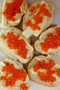 Tereyağlı sandviç ve kırmızı somon havyarı. Yukarıdan görüntüle