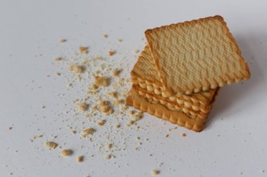 Beyaz arka planda kurabiyeler ve kırıntılar. Üst görünüm cl