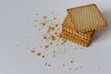 Beyaz arka planda kurabiyeler ve kırıntılar. Üst görünüm cl