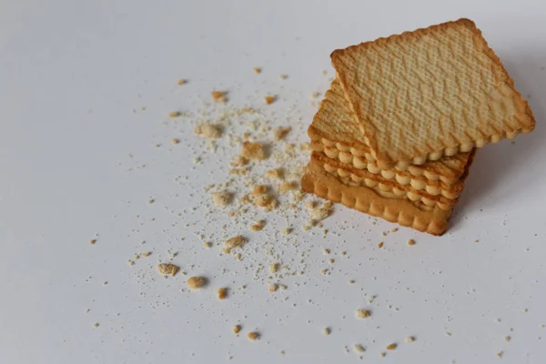 Galletas de pan corto y migas sobre un fondo blanco. Vista superior cl —  Fotos de Stock