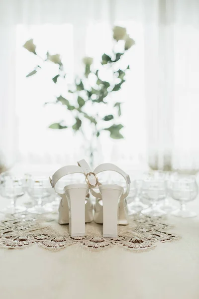 Белая свадебная обувь на каблуках стоять на фоне г — стоковое фото