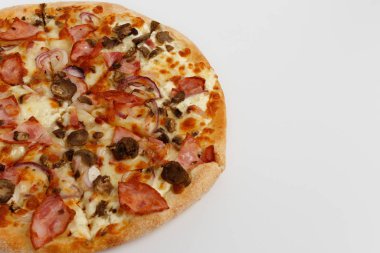 Beyaz arka planda yakın plan pizza. Yukarıdan bak. İzole et