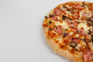 Beyaz arka planda yakın plan pizza. Yukarıdan bak. İzole et