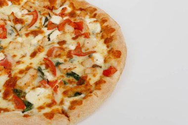 Beyaz arka planda yakın plan pizza. Yukarıdan bak. İzole et