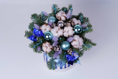 Noel çiçekçisi - beyaz arka planda buketler.