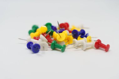 Beyaz arkaplanda çok renkli kırtasiye düğmeleri