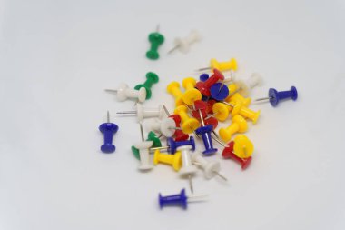 Beyaz arkaplanda çok renkli kırtasiye düğmeleri