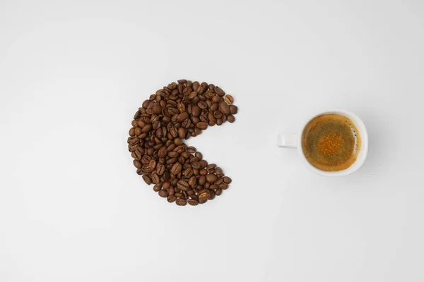 Pacman persiguiendo una taza de café caliente — Foto de Stock