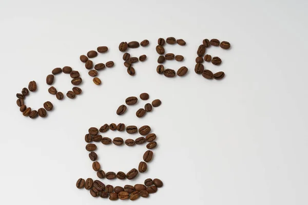 Cup lined with coffee beans and the inscription coffee.Isolate — Stock Photo, Image