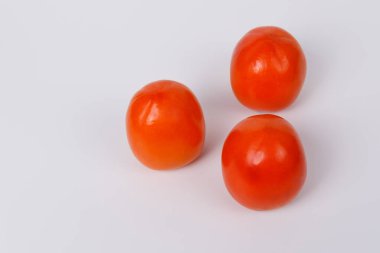 beyaz zemin üzerine Trabzon hurması