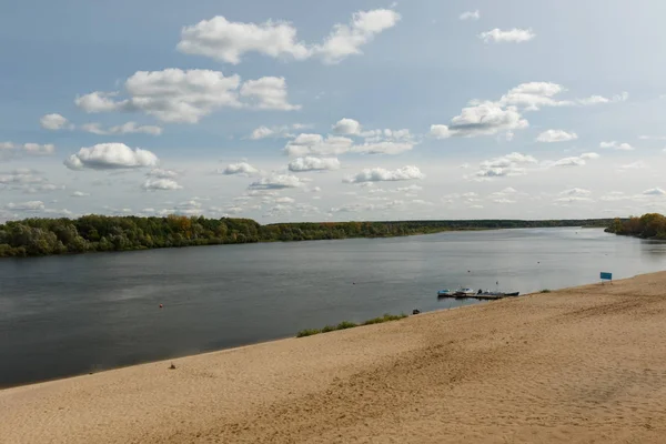 Krajobraz, plaża miejska nad rzeką — Zdjęcie stockowe