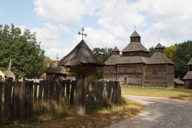 Tahta arı kovanları ve ahşap kilise