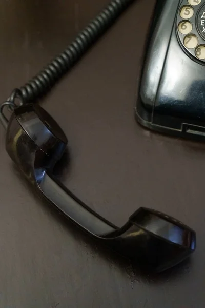 Czarny telefon na drutach — Zdjęcie stockowe