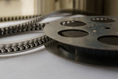 Film şeridi ve demir kaset.