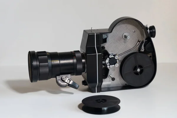Κινηματογραφική κάμερα, κάμερα. Κοντινό πλάνο σε λευκό φόντο — Φωτογραφία Αρχείου