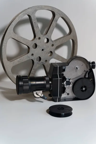 Черная кинокамера и кассеты на белом фоне. Iso — стоковое фото