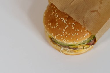 Kese kağıdında hamburger. İzole et